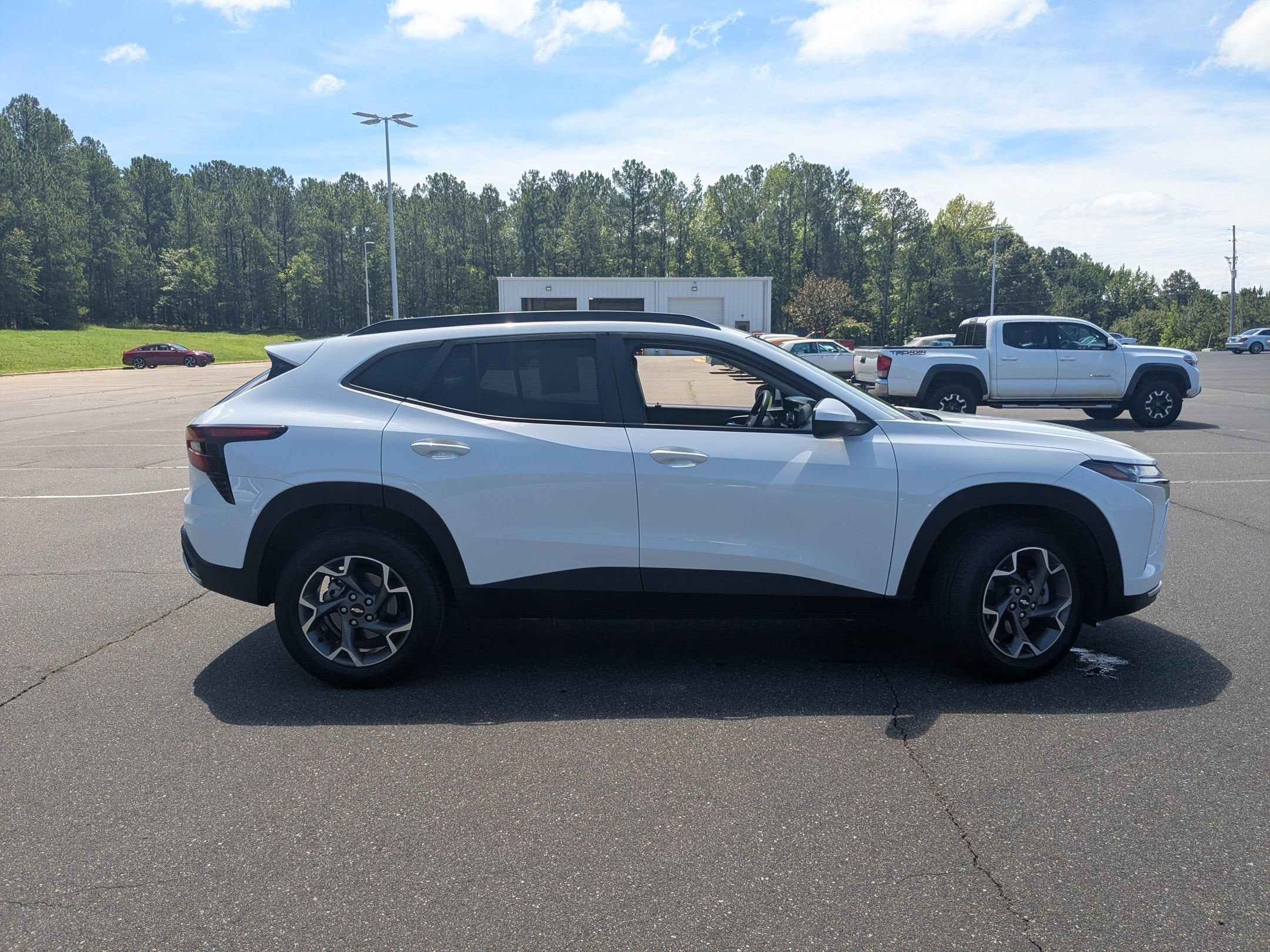 2025 Chevrolet Trax LT - Photo 10