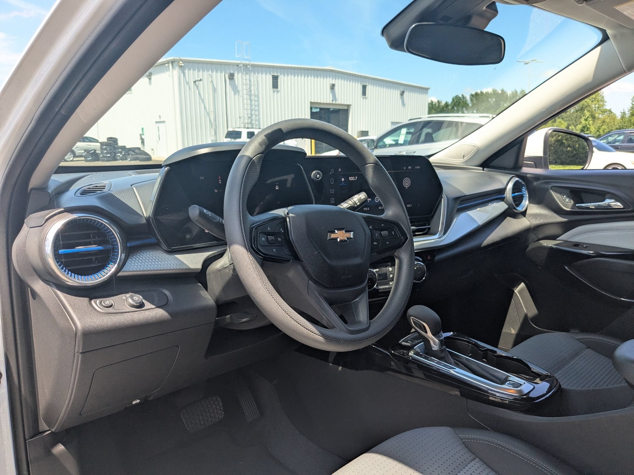 2025 Chevrolet Trax LT - Photo 14