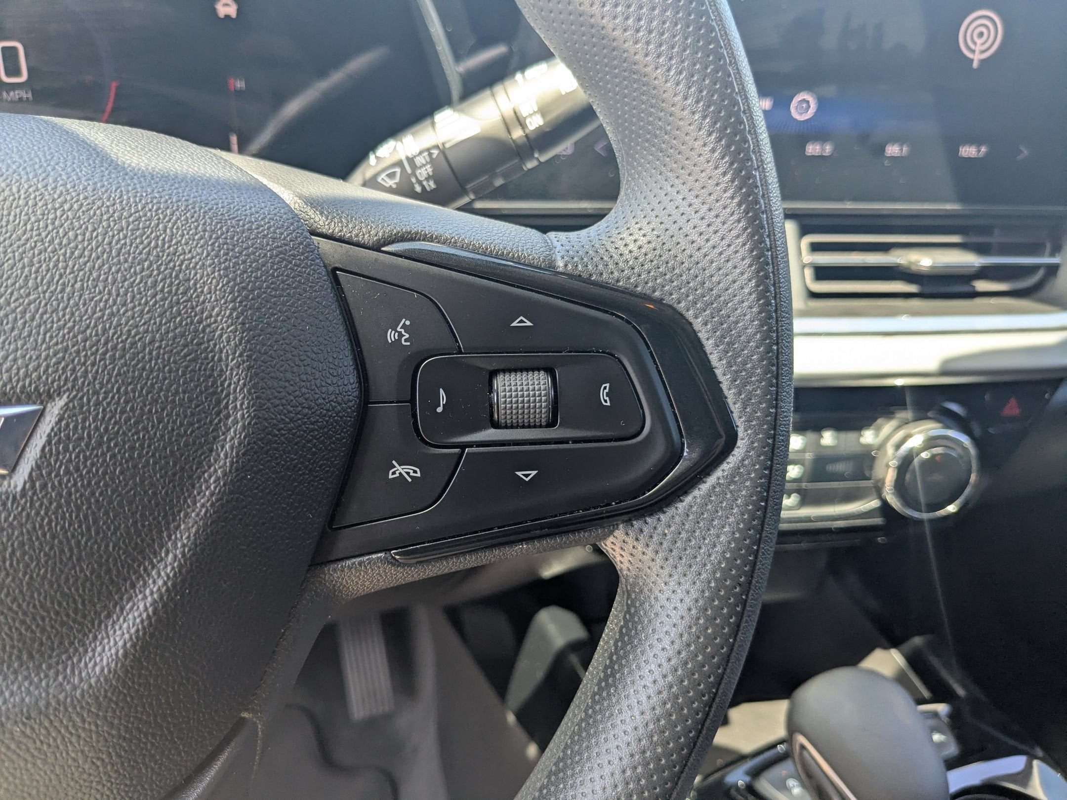 2025 Chevrolet Trax LT - Photo 17