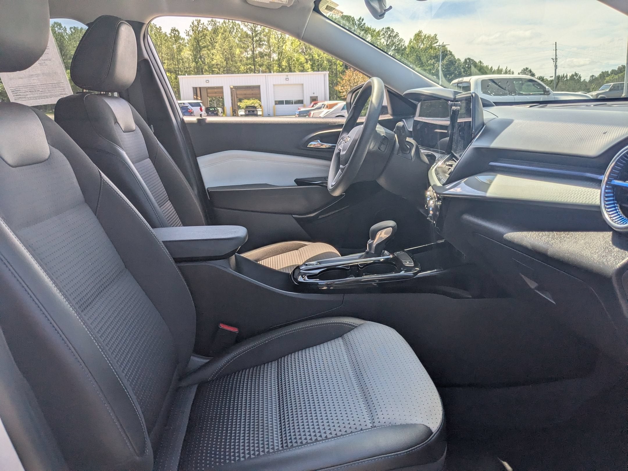 2025 Chevrolet Trax LT - Photo 30