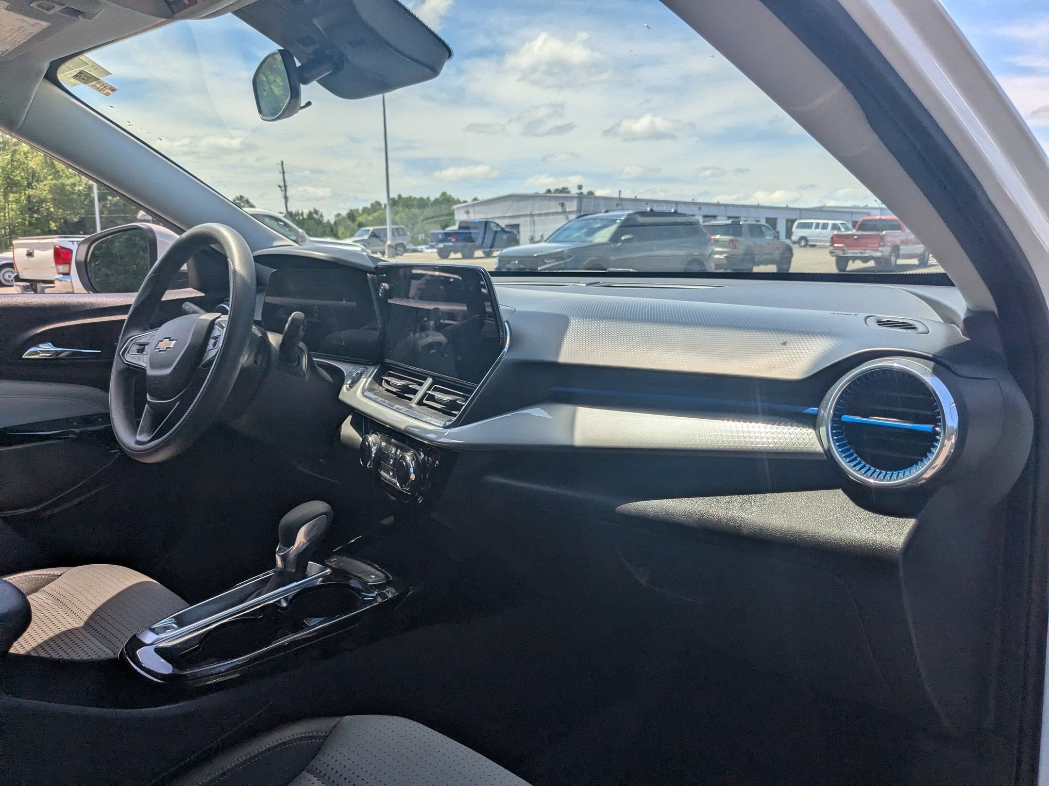 2025 Chevrolet Trax LT - Photo 31