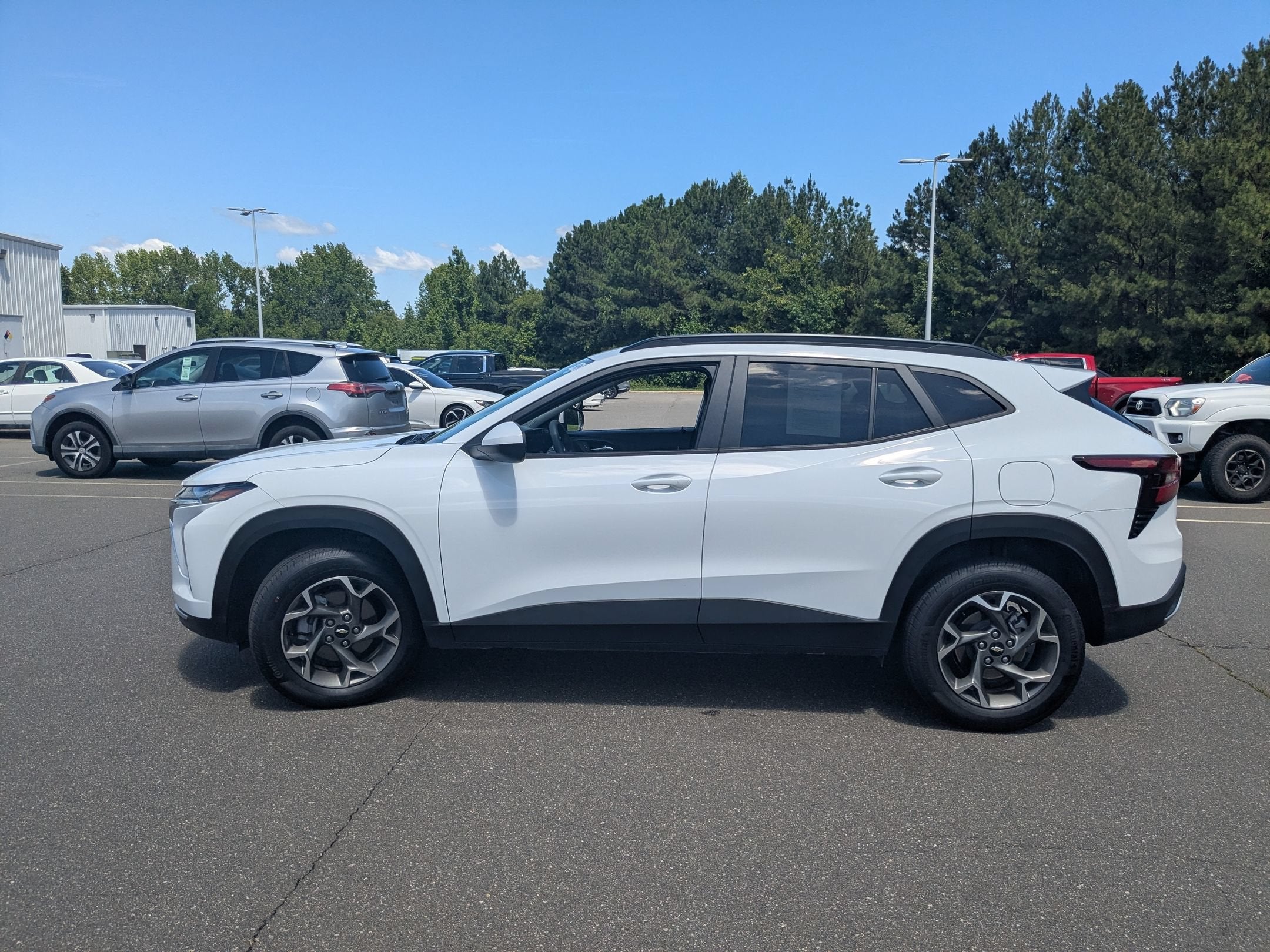2025 Chevrolet Trax LT - Photo 6