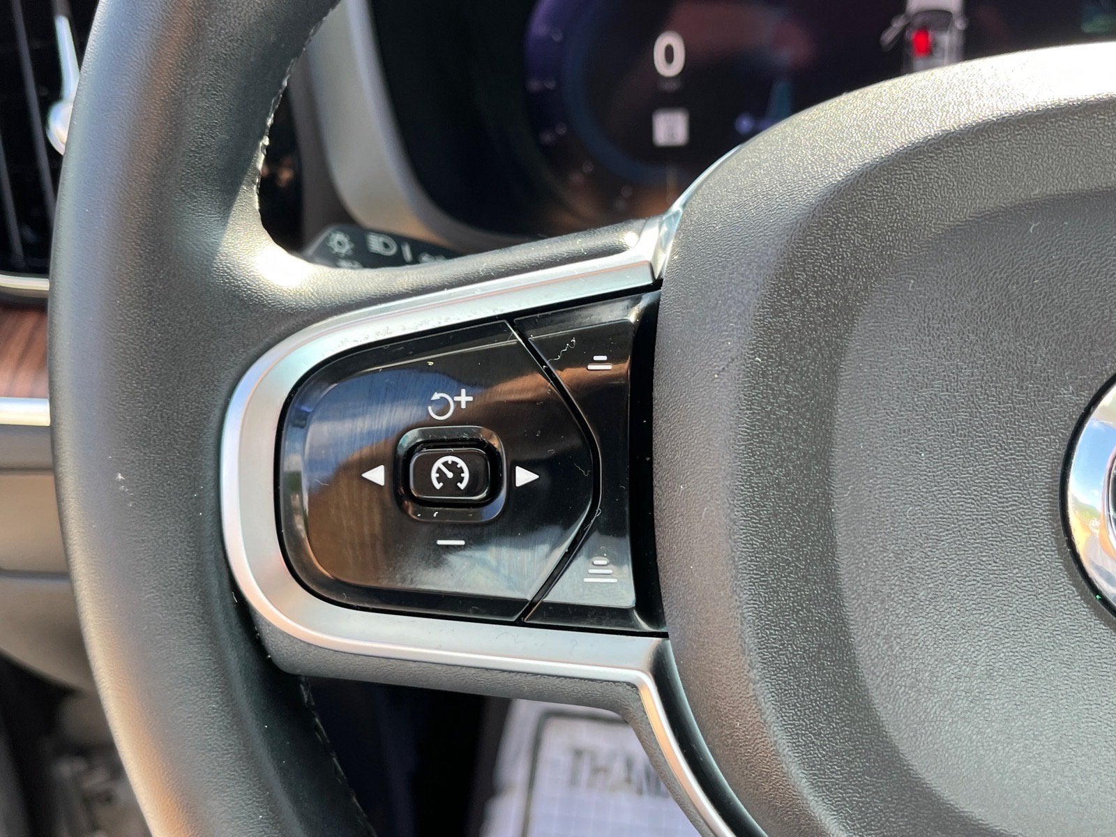 2024 Volvo XC60 Plus Dark Theme