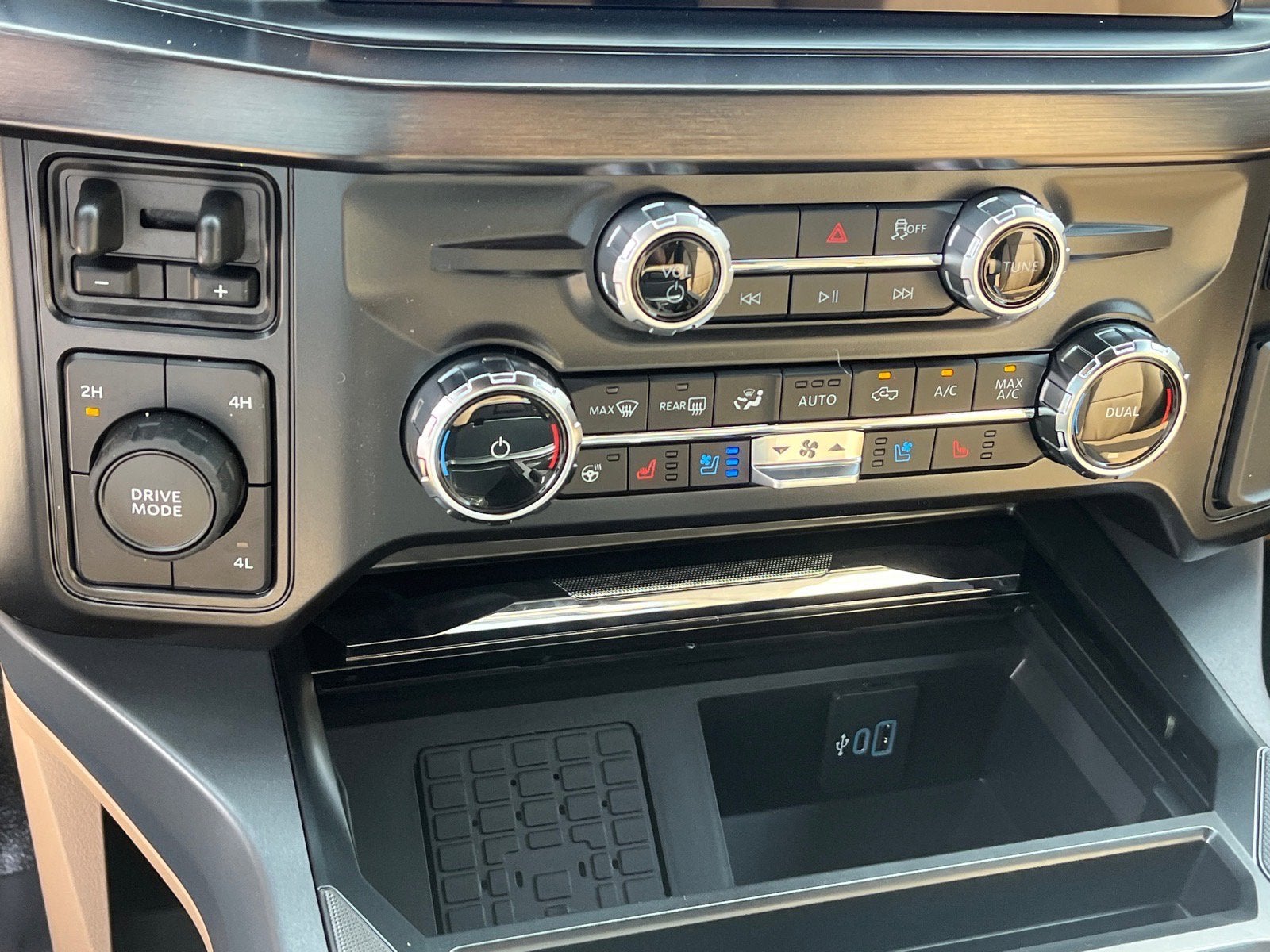 2026 Ford Super Duty F-550 DRW Lariat DRW