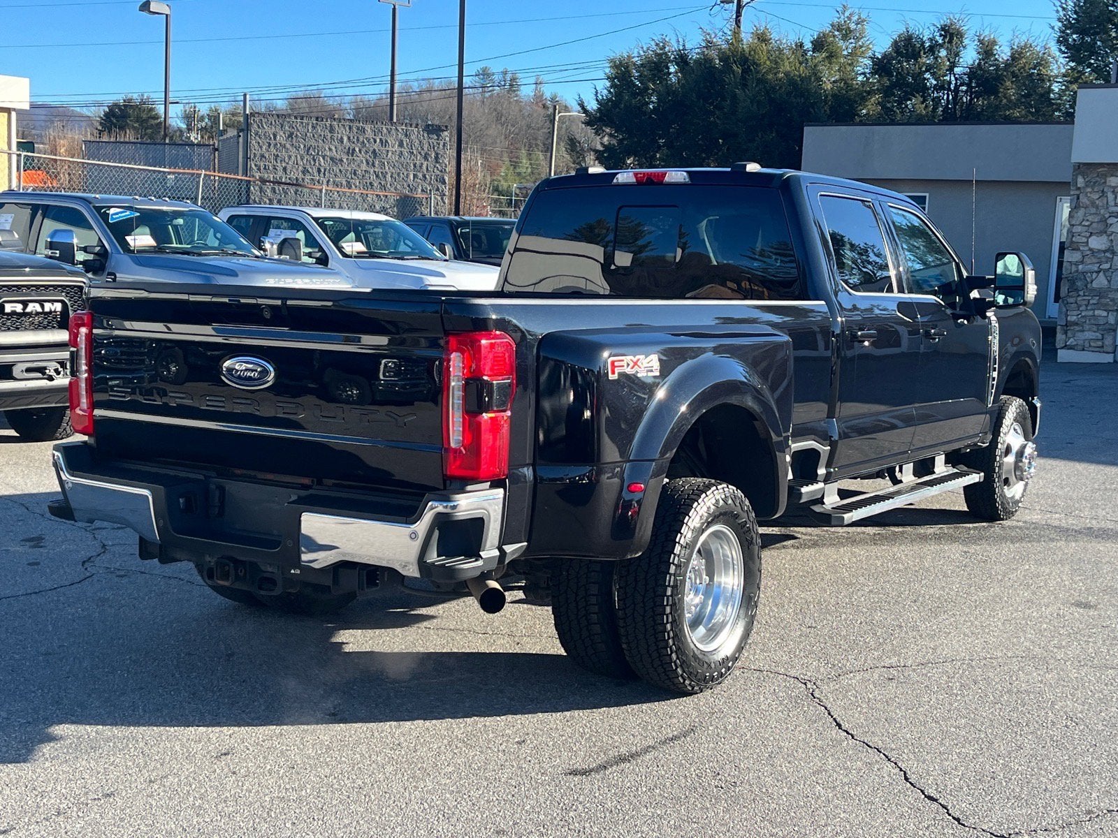 2024 Ford Super Duty F-350 DRW LARIAT