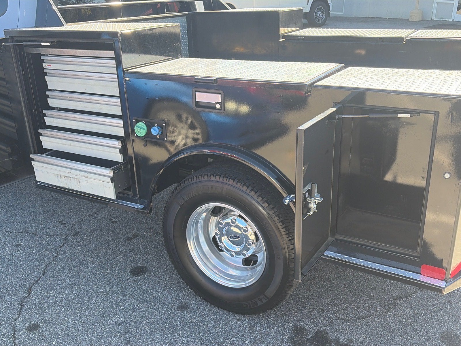 2024 Ford Super Duty F-350 DRW LARIAT