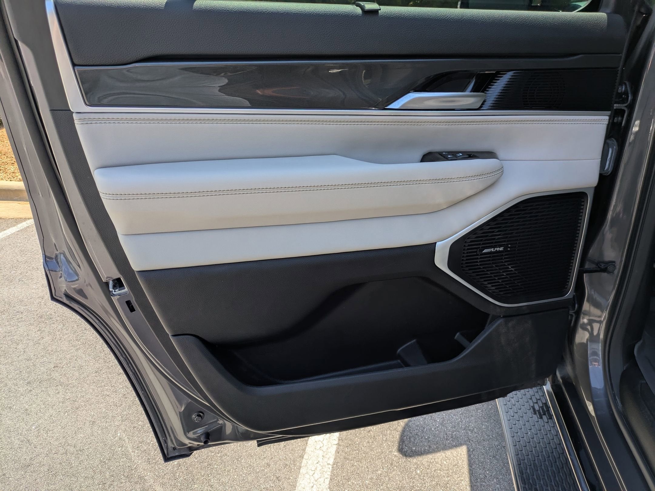 2023 Jeep Wagoneer Base