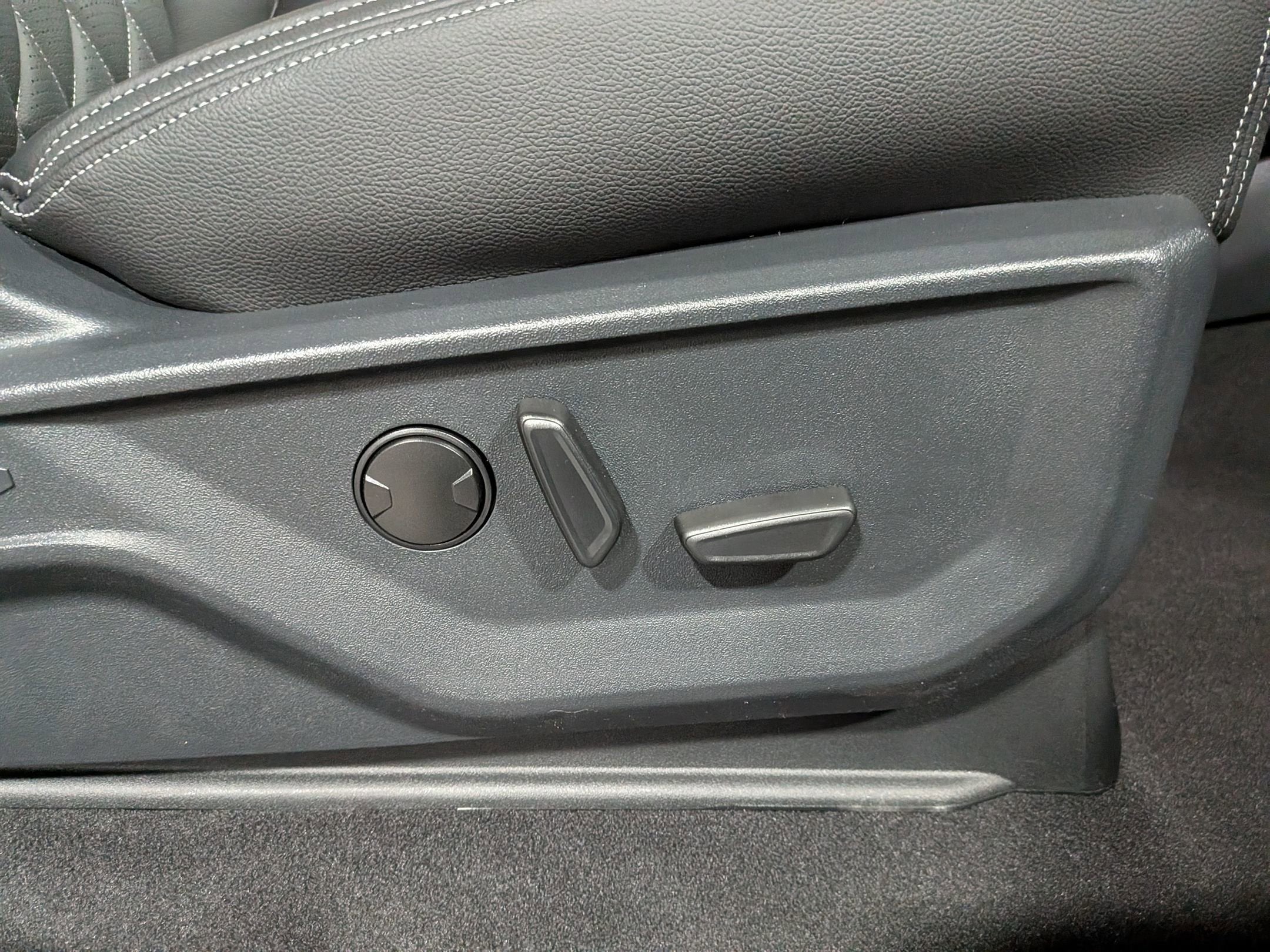 2025 Ford F-150 XLT - 6" lift custom wheels,Leather