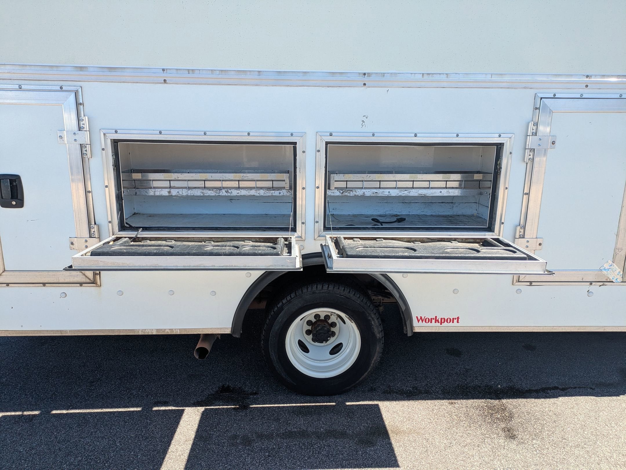 2024 Ford E-Series Cutaway Base