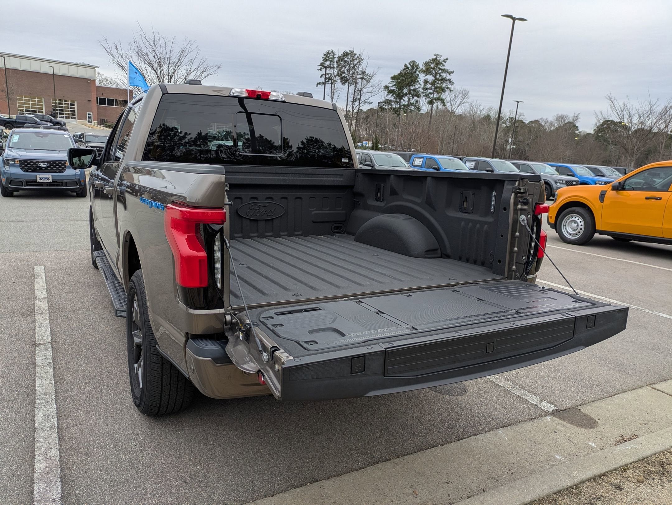 2023 Ford F-150 Lightning LARIAT