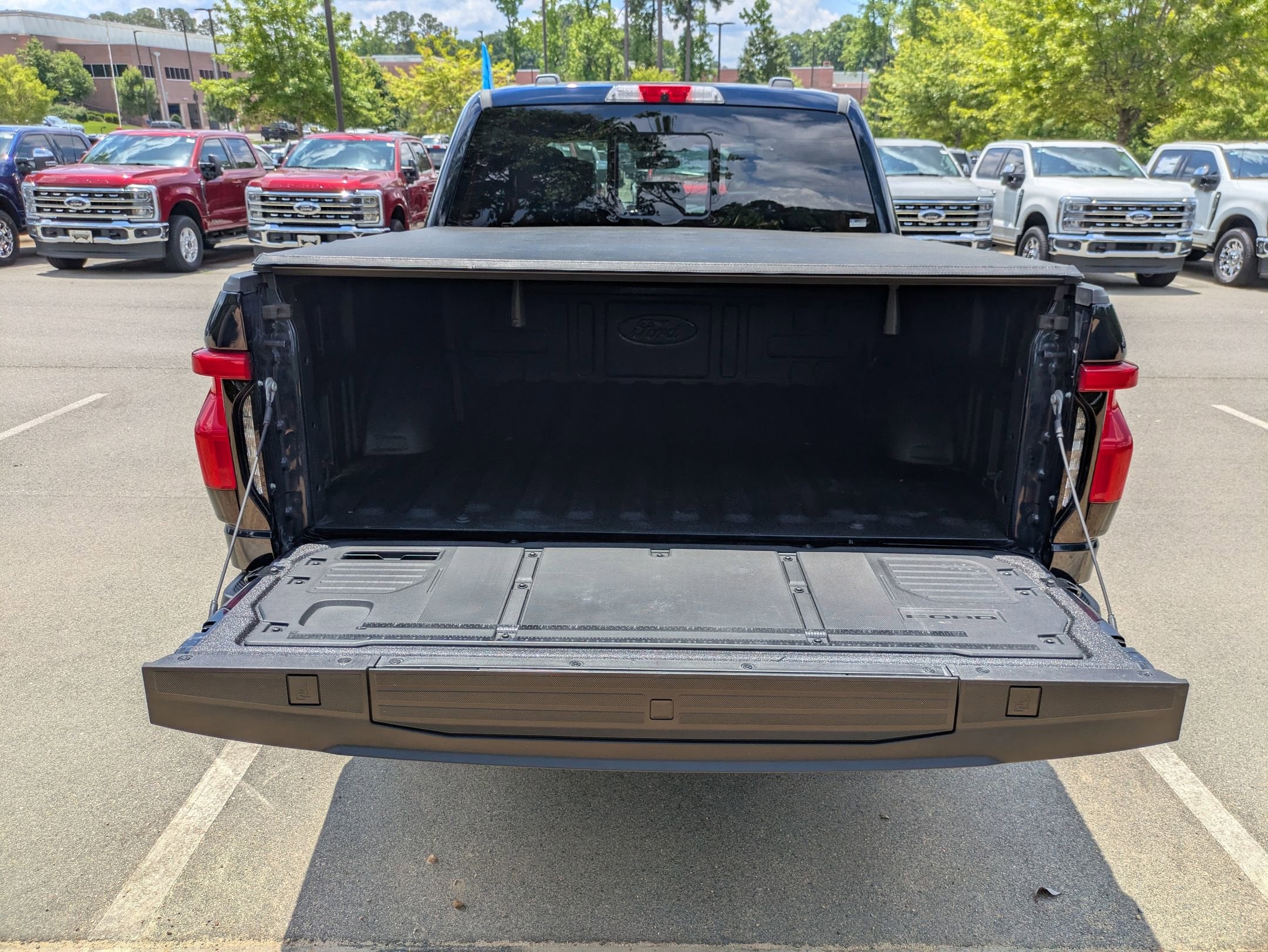 2025 Ford F-150 Lightning LARIAT
