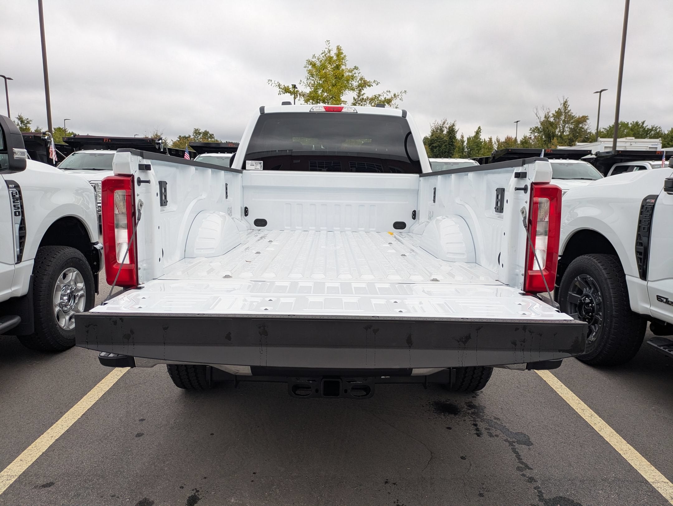 2027 Ford Super Duty F-350 SRW XLT