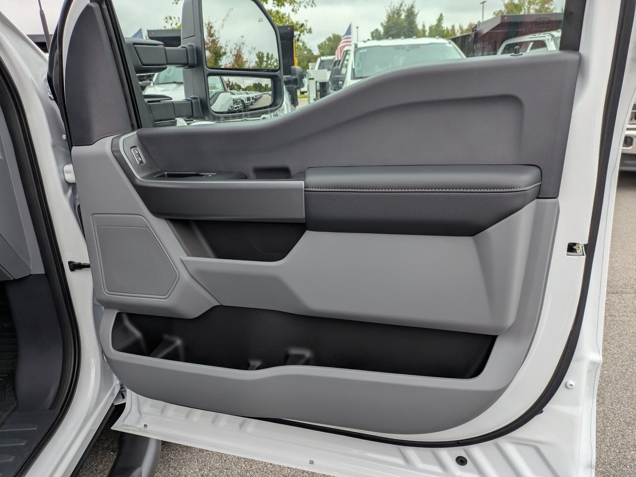 2027 Ford Super Duty F-350 SRW XLT