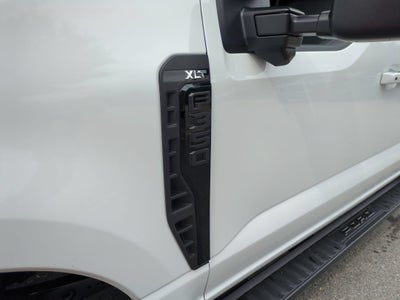 2027 Ford Super Duty F-350 SRW XLT