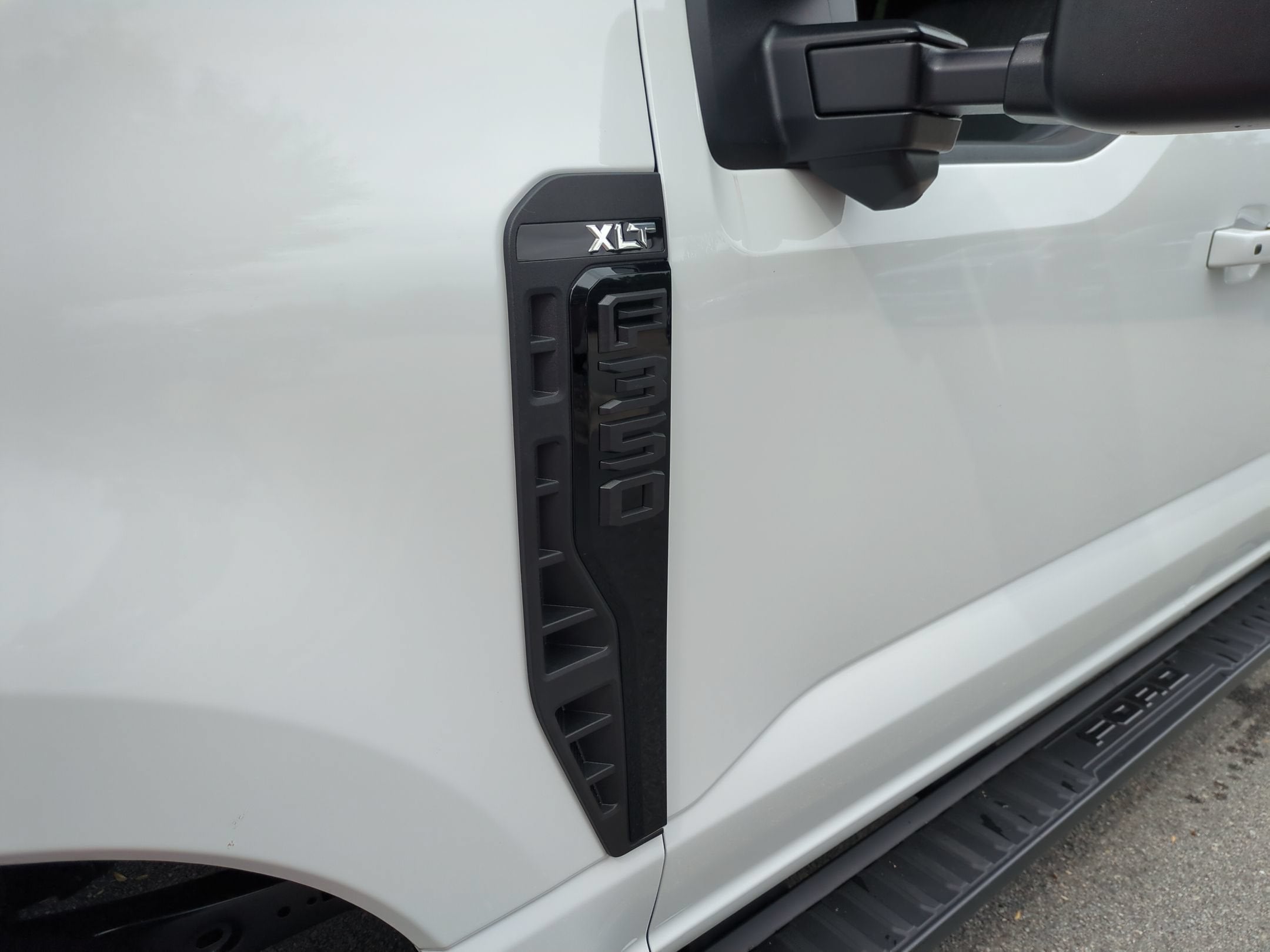 2027 Ford Super Duty F-350 SRW XLT