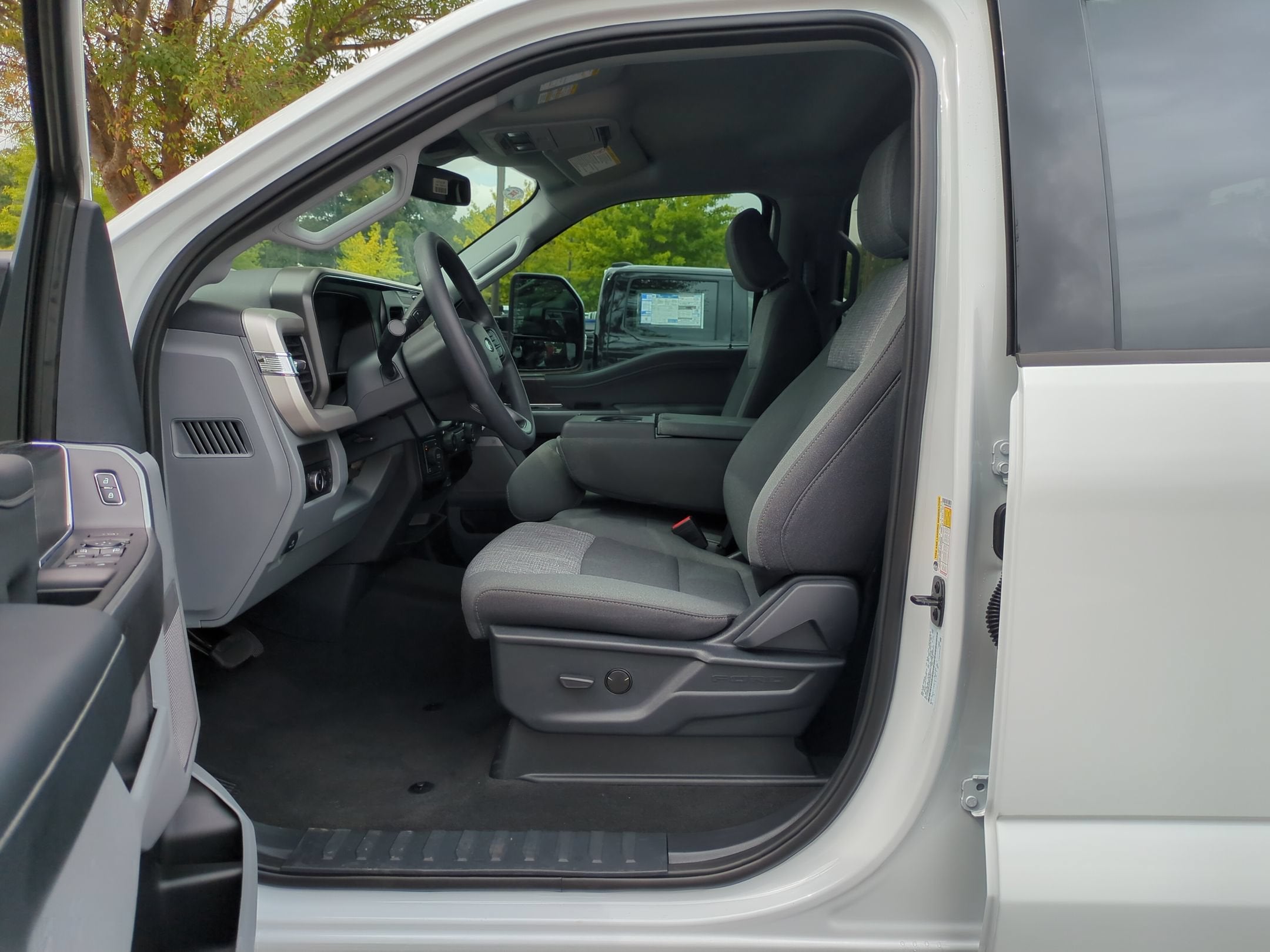 2027 Ford Super Duty F-350 SRW XLT