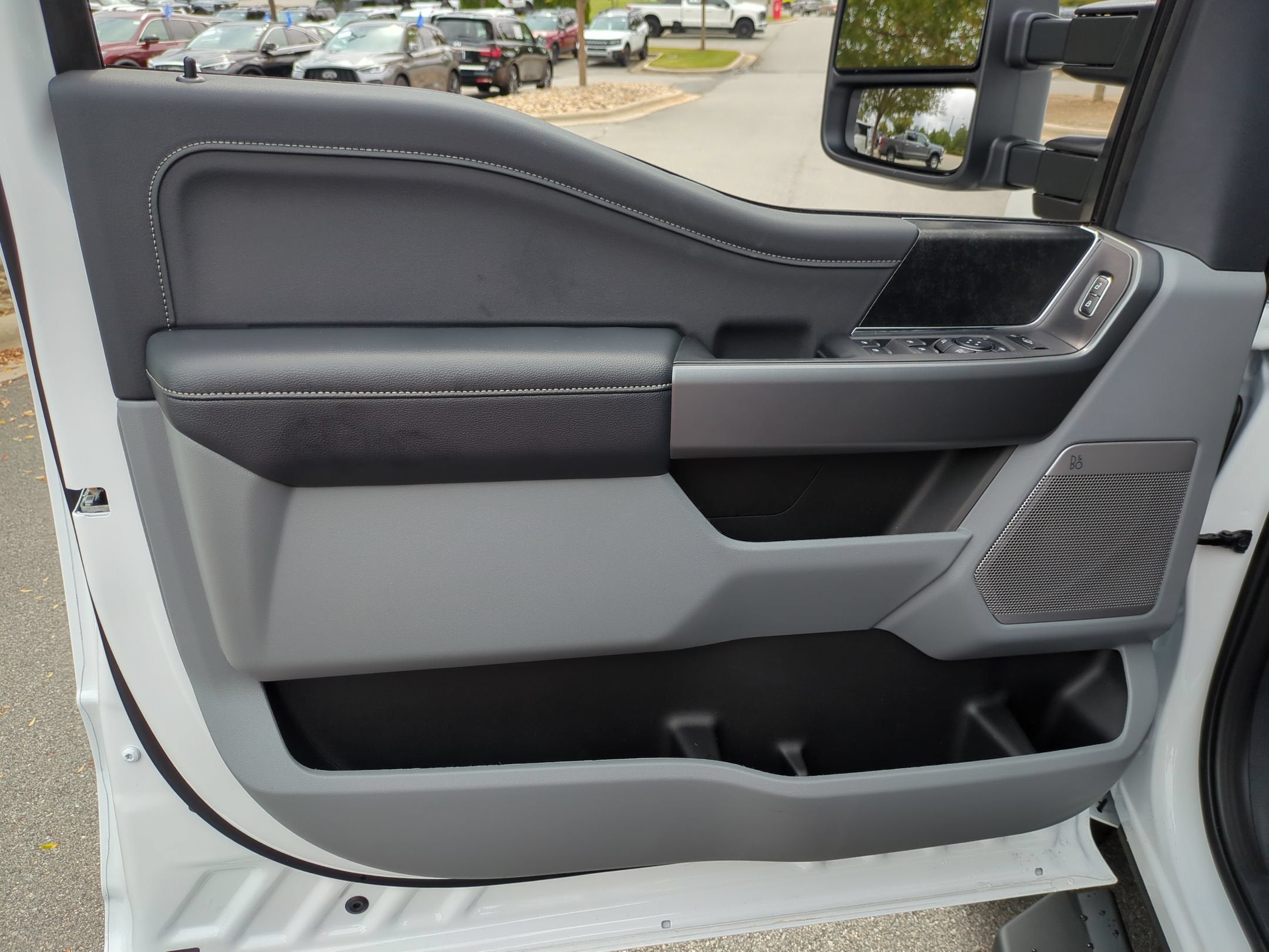 2027 Ford Super Duty F-350 SRW XLT