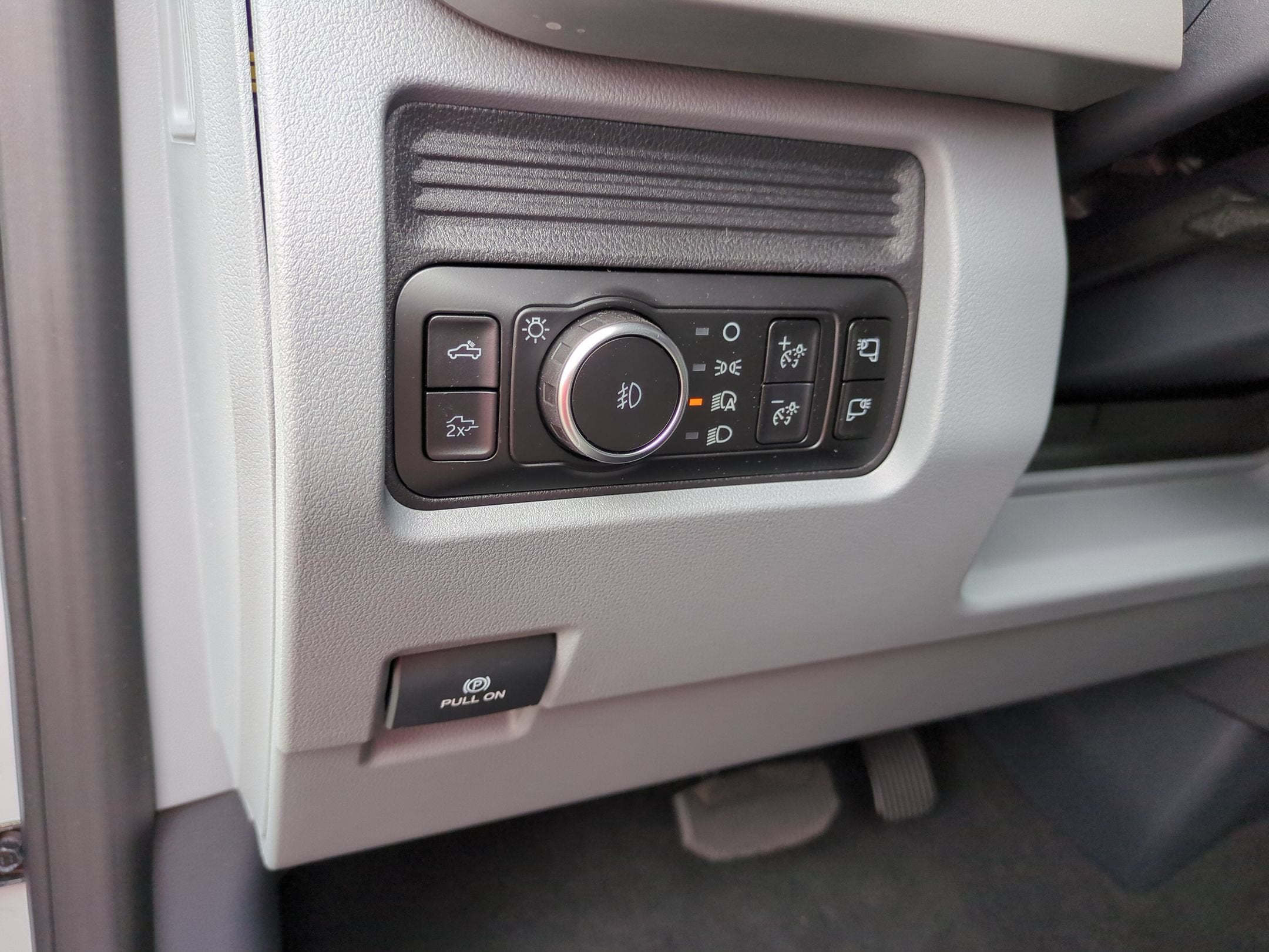 2027 Ford Super Duty F-350 SRW XLT