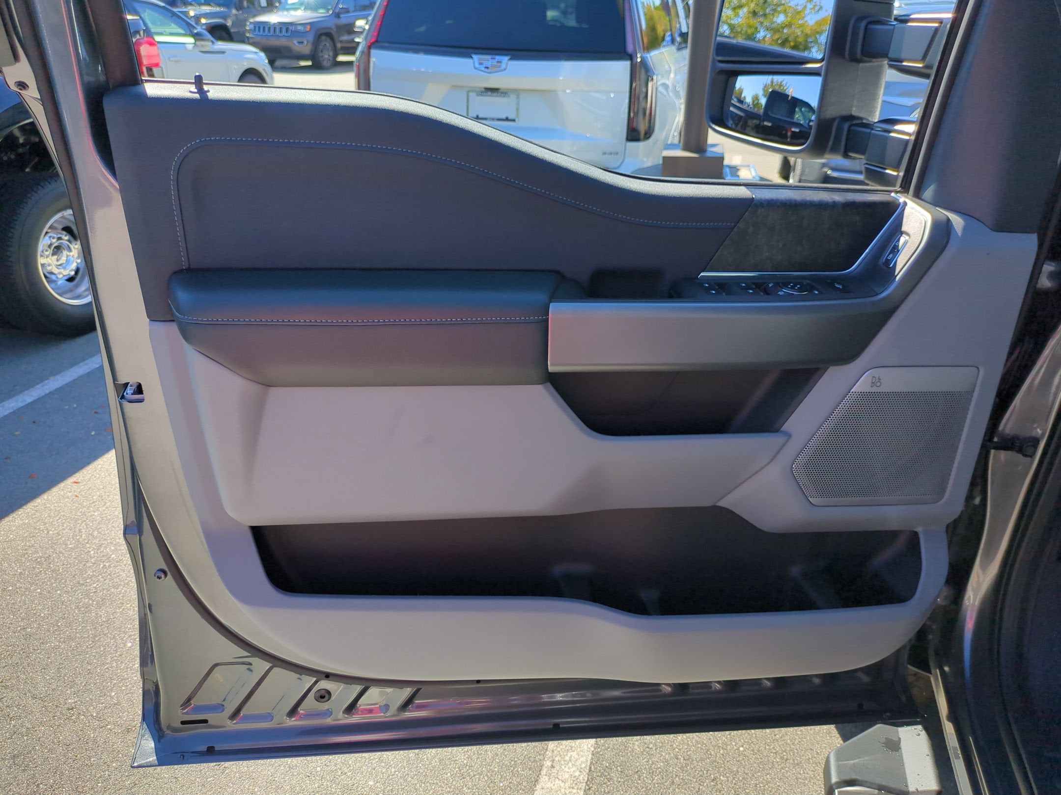 2027 Ford Super Duty F-350 SRW XLT