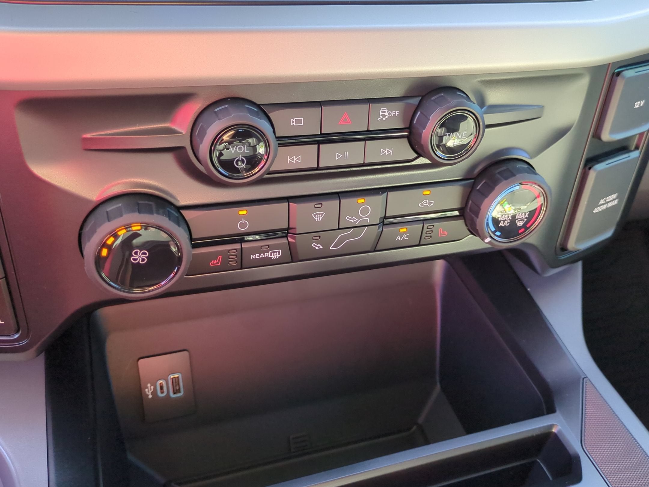 2027 Ford Super Duty F-350 SRW XLT