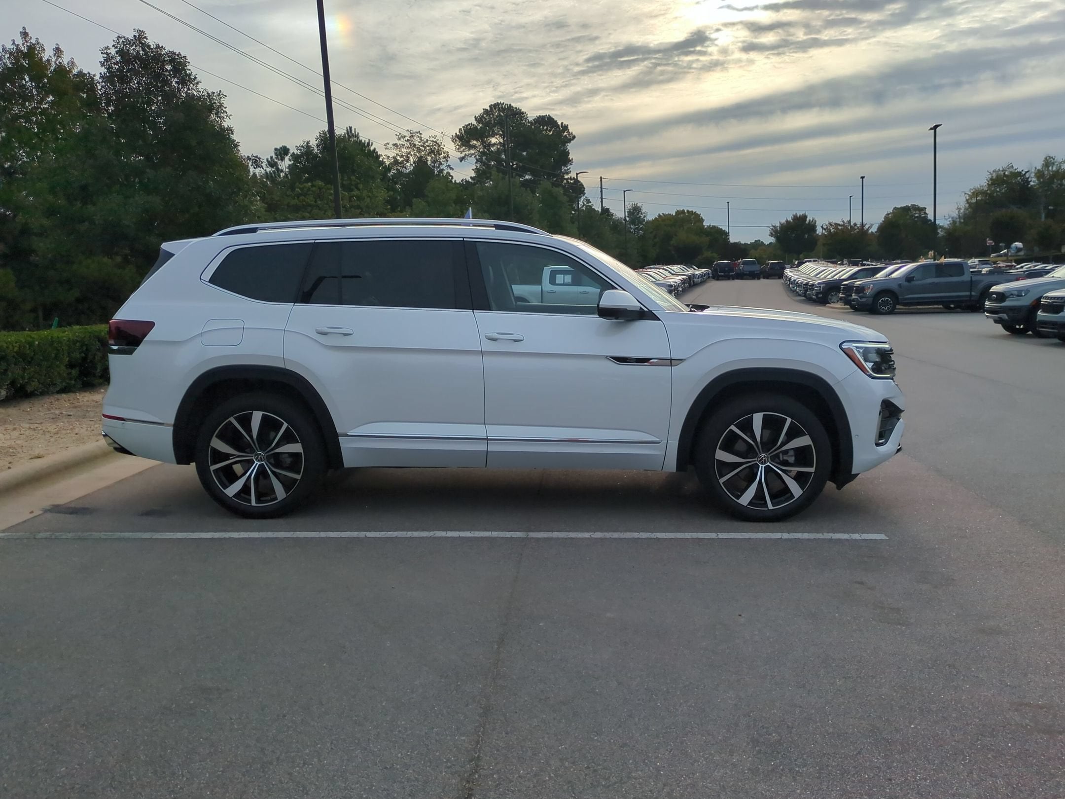 2024 Volkswagen Atlas 2.0T SEL Premium R-Line