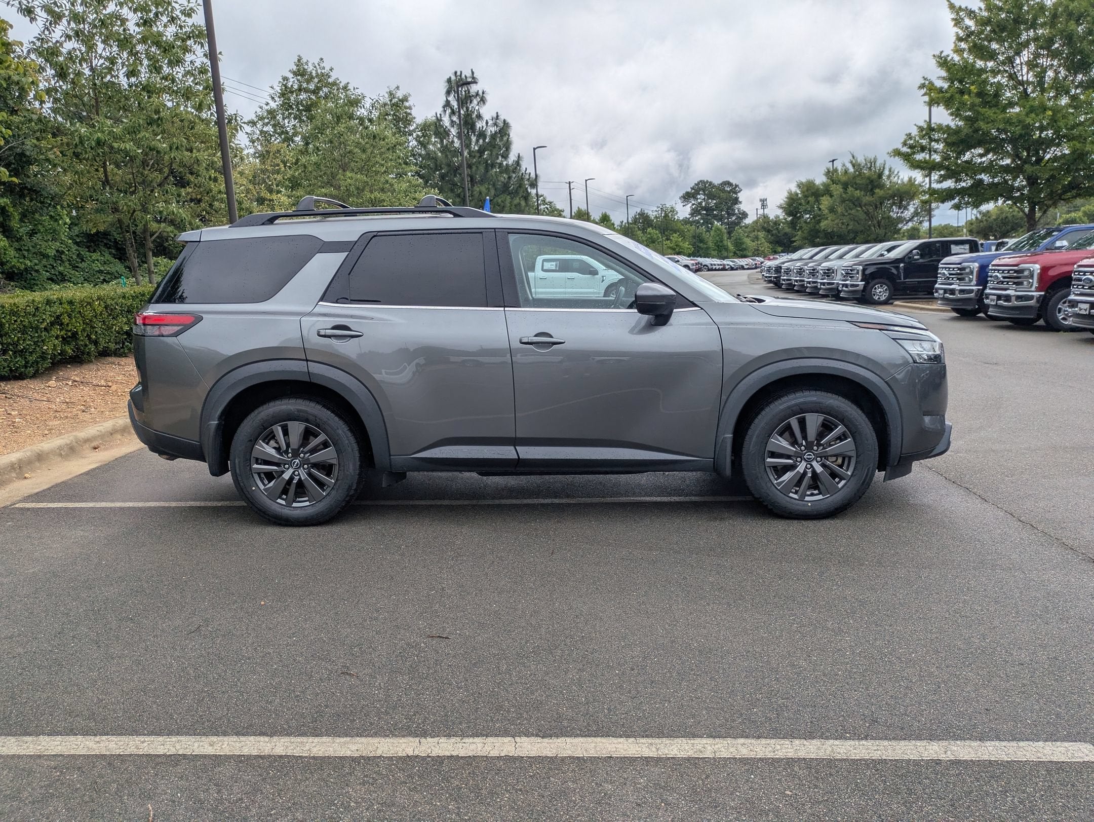 2022 Nissan Pathfinder SV