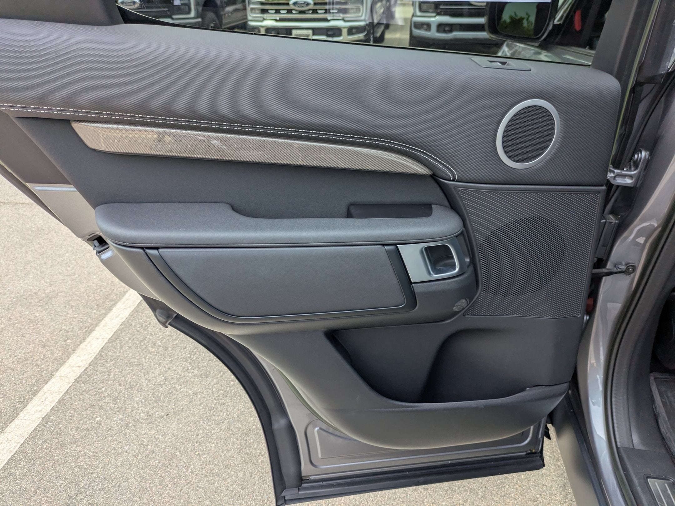 2023 Land Rover Discovery Metropolitan Edition