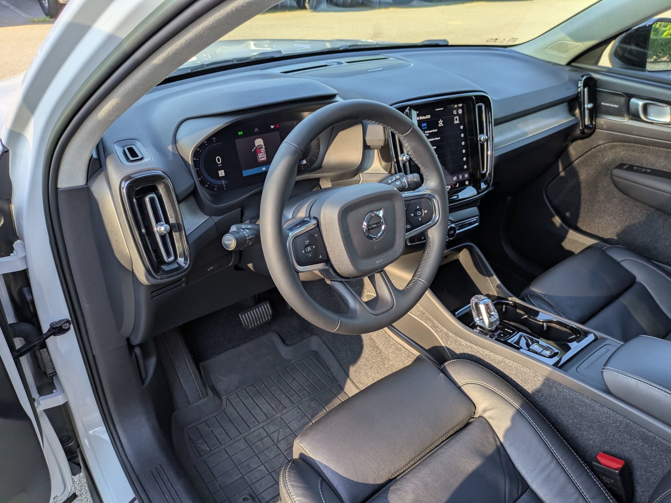 2023 Volvo XC40 Ultimate Dark Theme