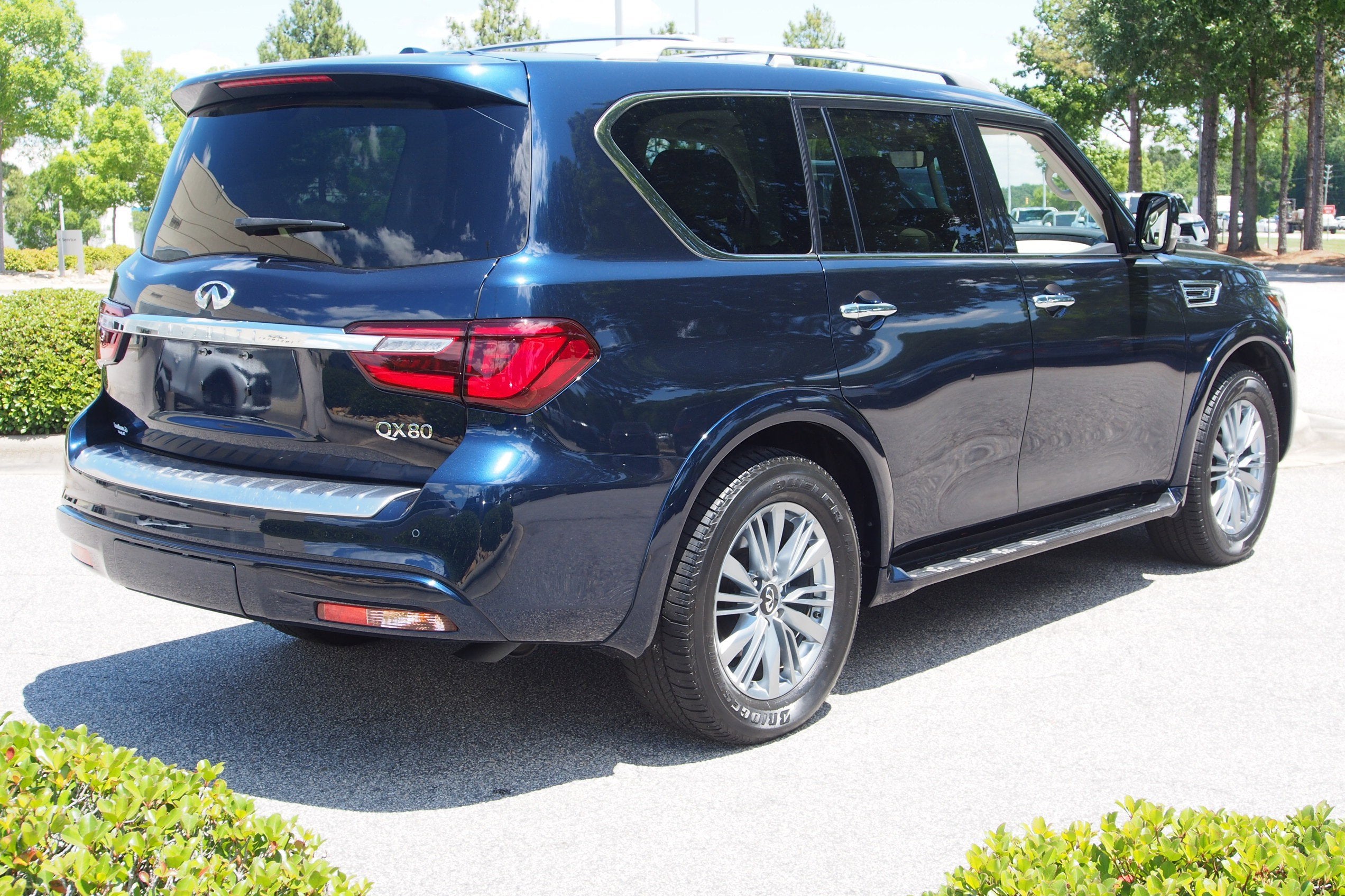 2023 INFINITI QX80 LUXE