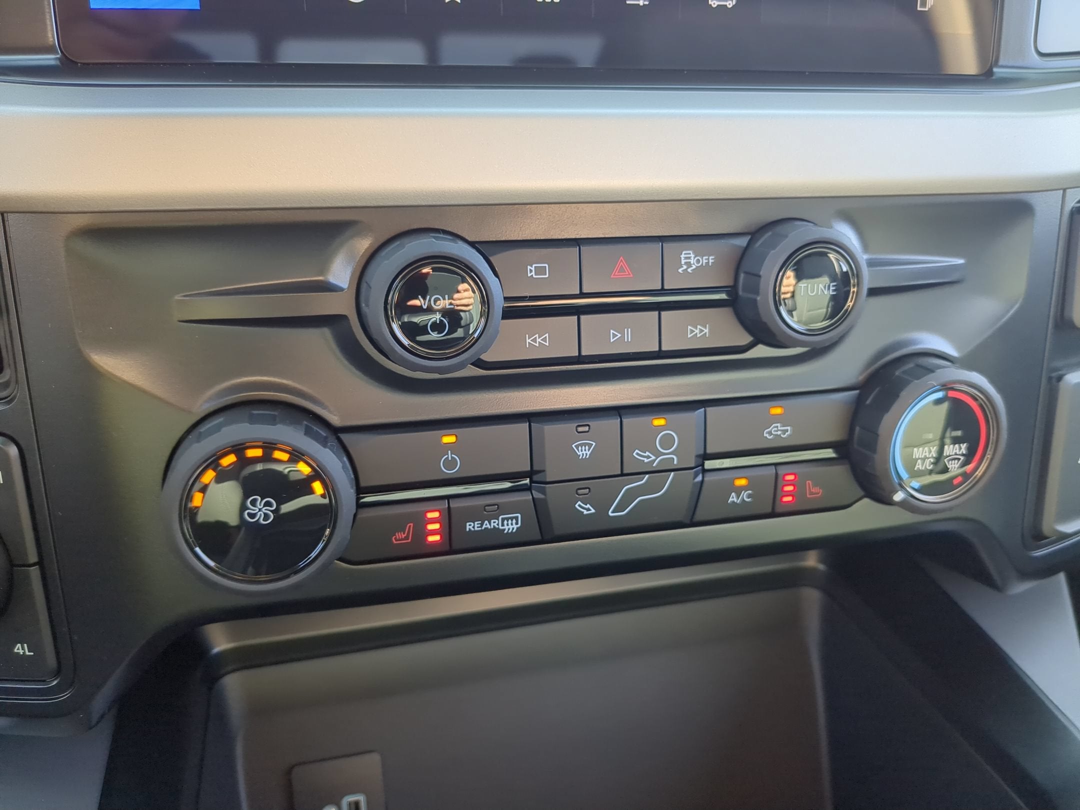 2027 Ford Super Duty F-350 SRW XLT